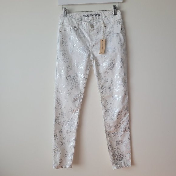 NWT Bluenotes Ankle Jeggings White with Silver Metallic Floral Pattern Size 25 - Picture 2 of 14